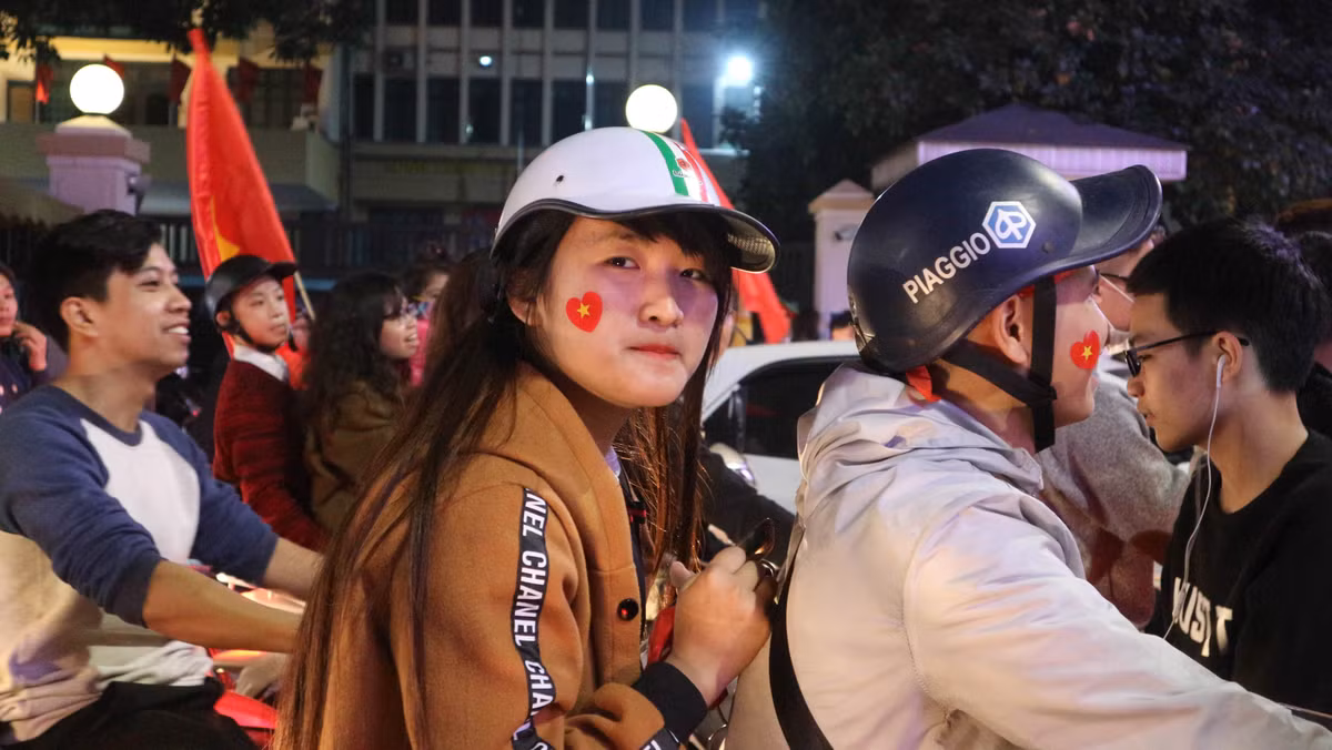 Chia sẻ về cảm xúc của mình bạn Lan Hương nói: "Em là người không thích bóng đá nhưng hôm nay được người yêu rủ đi xem và hòa vào dòng người ăn mừng chiến thắng của các cầu thủ em thấy rất vui mừng. Chúc cho các cầu thủ Việt Nam sẽ tiến xa hơn tại giải U23 châu Á lần này và mang vinh quang về cho Tổ quốc".