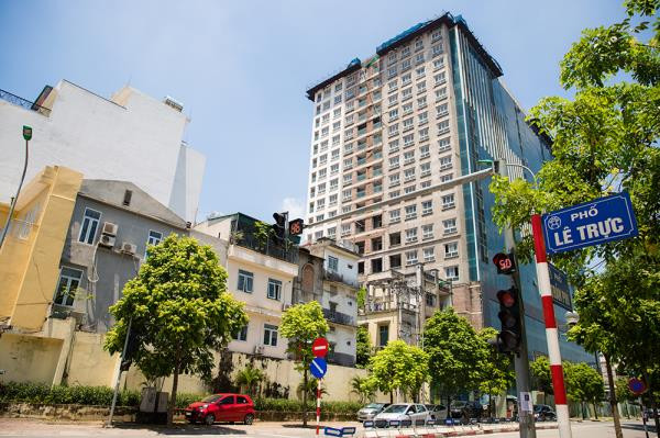 Du an 8B Le Truc: Nhung ai lam ngo de 'con voi chui lot lo kim'?