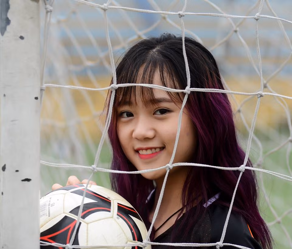 Hoàng Mai Linh (1995) là cô gái được sinh ra tại vùng cao Yên Bái, hiện cô nàng này đang là sinh viên năm thứ 4 chuyên ngành Kinh tế năng lượng thuộc ĐH Bách khoa Hà Nội. Trong giải bóng đá nữ phong trào của trường, tài năng chơi bóng của cô nàng xinh đẹp này được thể hiện và sau đó cô được vinh dự cao cả khi HLV trao cho chiếc áo số 10 của đội tuyển bóng đá nữ Bách Khoa - Hà Nội.