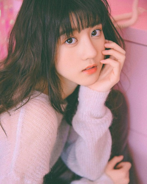 Ngay sau khi nổi tiếng, Eleanor Lee còn khiến nhiều người bất ngờ hơn khi lấn sân sang nhiều lĩnh vực, từ người mẫu ảnh, họa sĩ và thậm chí mới đây là cả ca sĩ.