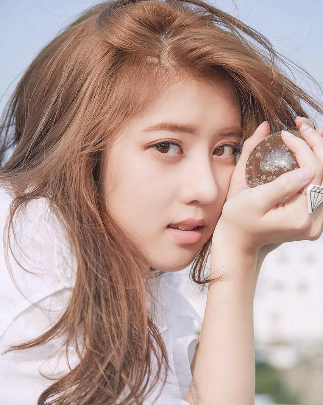 Nhờ gương mặt xinh xắn và thần thái tốt mà Eleanor đã trở thành người mẫu ảnh. Hot girl 10X Singapore này nhanh chóng nhận được nhiều sự yêu mến và nổi tiếng khắp MXH.