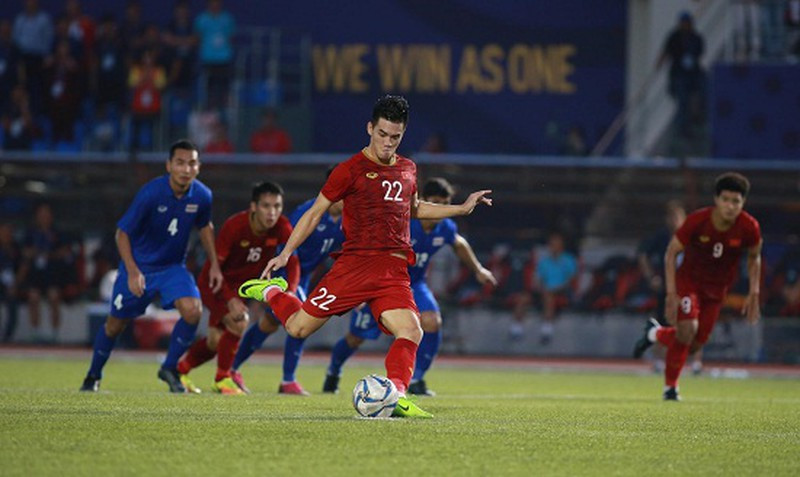 Tuy nhiên, trong thế khó, các học trò HLV Park Hang-seo đều biết cách vươn lên. Với cú đúp của Tiến Linh, U22 Việt Nam có tấm vé vào vòng bán kết với ngôi đầu bảng, đồng thời tiến đại kình địch Thái Lan về nước ngay từ vòng bảng.