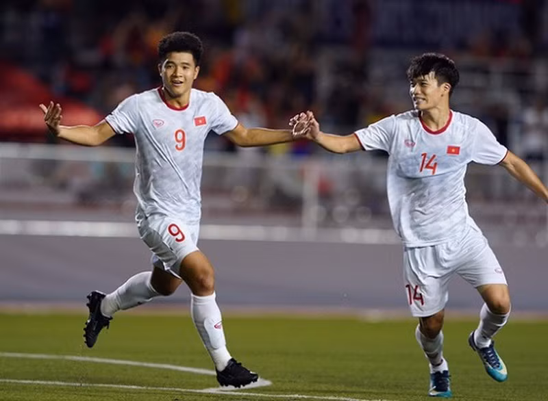 Dù gặp khó trước thế trận "đổ bê tông" của Singapore nhưng nhờ một phút tỏa sáng của Đức Chinh, U22 Việt Nam vượt qua đối thủ này với tỷ số tối thiểu 1-0.