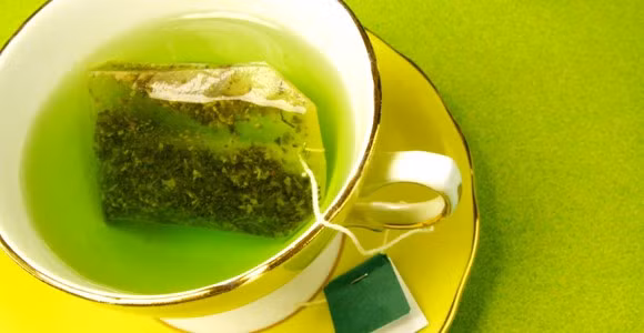 Trà xanh: Đây được coi là chất chống viêm, đồng thời giúp chống oxy hóa và hạn chế sự hình thành nếp nhăn trên da. Phụ nữ Nhật nghiện uống trà hàng ngày, bởi họ quan niệm cái gì tốt cho cơ thể cũng sẽ tốt cho làn da của họ.