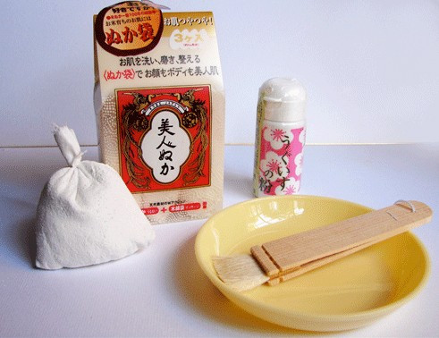 Phân chim sơn ca: Được ca ngợi là chứa những enzym làm sáng da hiệu quả, vì thế sản phẩm này được các Geisha thu thập và phơi khô, trộn với nước để tạo thành những gói bột nhỏ. Trải qua 200 năm, phân chim sơn ca bây giờ đã được bổ sung thêm cả chất chống tia UV để bảo vệ da và được nhiều thiếu nữ Nhật ưa thích.