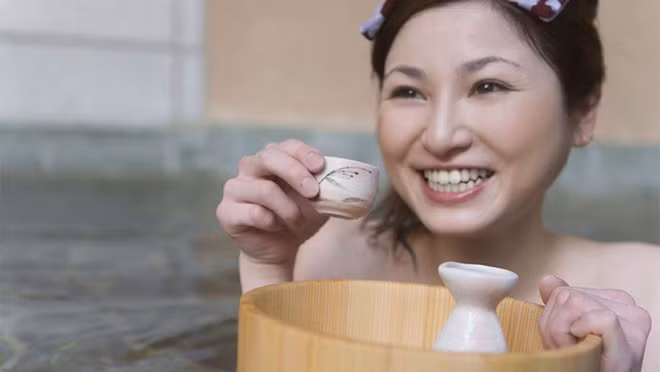Tắm rượu sake: Khoảng 3000 năm trước, một nhà sư Nhật Bản phát hiện những công nhân trong nhà máy rượu Sake tuy da mặt nhăn nheo nhưng đôi bàn tay mịn màng, hồng hào như thiếu nữ. Kể từ đó, rượu Sake được các Geisha giàu có lựa chọn để tắm mỗi ngày, giúp cung cấp axit amin, chống lão hóa và giải độc cho da. Ngày nay, nhiều phụ nữ Nhật vẫn sử dụng một cốc sake hòa vào bồn tắm nước nóng để có làn da khỏe mạnh, trẻ trung.