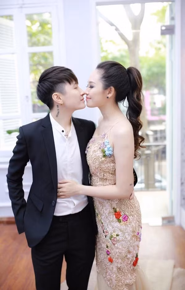 Không chỉ được ngưỡng mộ bằng vẻ đẹp riêng, Jay Lin và Ngọc Trang còn khiến nhiều người phải ao ước khi sở hữu những khoảnh khắc vô cùng hạnh phúc trên mạng xã hội. Cặp đôi đồng tính đẹp này nhanh chóng được mọi người chúc phúc, ủng hộ và con số hơn 250 nghìn người theo dõi trên Facebook phần nào cho thấy sự quan tâm và yêu mến mà cư dân mạng dành cho 2 cô gái.