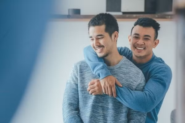 Huy Nguyễn và Zam được mọi người chú ý tới sau bộ ảnh đồng tính của nhiếp ảnh gia người Thái Lan Erotika. Họ quen nhau theo một cách vô bất ngờ đó là Huy Nguyễn tình cờ xem một clip do Zam đóng, anh đem về đăng trên Instagram nhưng không ngờ Zam cũng biết điều đó và chủ động làm quen với anh.