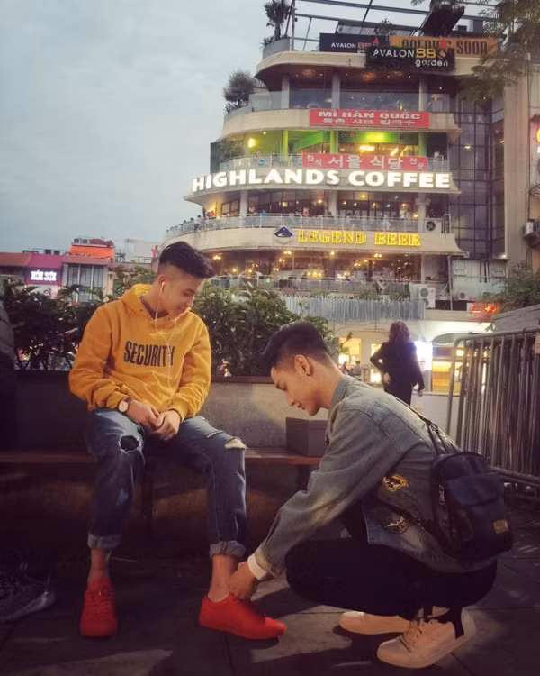 Sau clip tỏ tình ở phố đi bộ, hai chàng trai này bỗng chốc nổi như cồn trên mạng xã hội và được rất nhiều cư dân mạng tán thưởng bởi tinh thần dám sống thật với giới tính của mình.