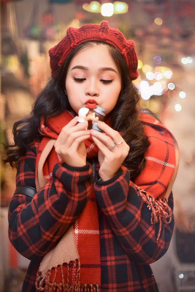 Những món đồ xinh xắn dùng để trang trí cây thông Noel cũng được Ngọc Anh lưu ý để cho vào bộ ảnh Giáng Sinh của mình.