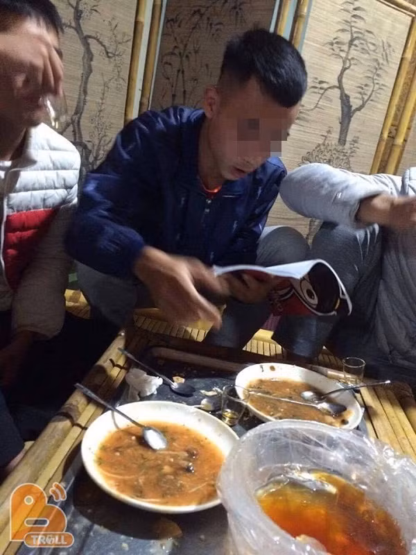 Những hình ảnh của "thanh niên nhậu có học nhất năm" đã mang lại không khí vui vẻ cho cộng đồng mạng và nhiều dân mạng còn để lại bình luận như "Khi bạn đang ăn nhậu mất xác nhưng chợt nhớ ra ngày mai thi học kỳ. Vui chơi không quên nhiệm vụ. Nể phục, nể phục".