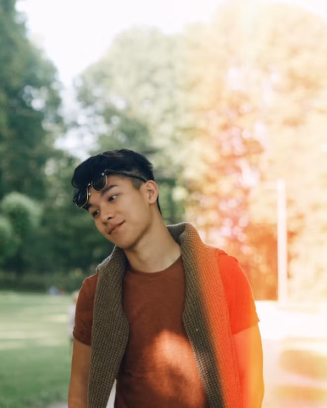 Tuy không có những góc cạnh chết người nhưng ở Owen lại có một thần thái thu hút khiến người khác không thể rời mắt được.