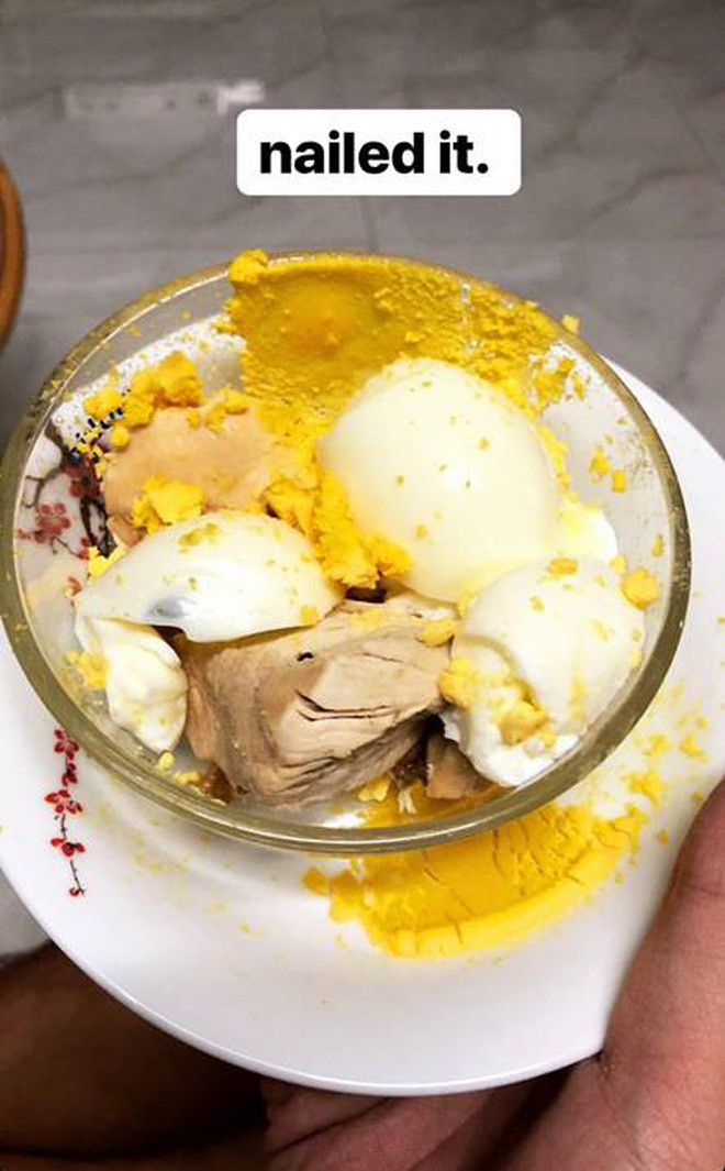  Anh chàng hậu đậu Tạ Quốc Kỳ Nam graphic designer hiện đang giữ vị trí Biên tập viên Mỹ thuật của Nhà xuất bản Nhã Nam, đồng thời là cha đẻ của nhân vật hư cấu Hoy Đi Nha vô cùng nổi tiếng trên mạng xã hội thời gian qua.