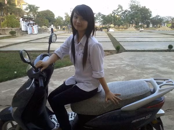 Sau khi bị "đào mộ" những bức ảnh thời "xưa ơi là xưa của mình" Linh Trang chia sẻ rằng: "So với ngày xưa thì bây giờ nhìn ngoại hình mình thay đổi nhiều hơn, có thể được gọi là dậy thì thành công. Còn về tính cách con người thì mình bớt trẻ con hơn hồi đấy rồi".