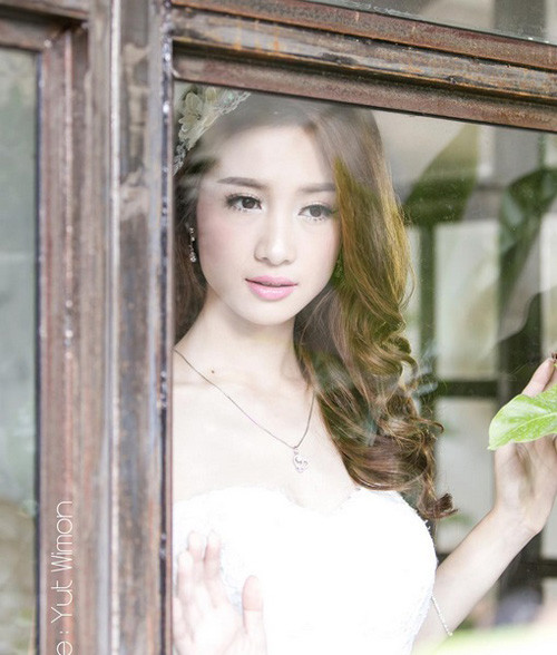 Jun Vũ là cái tên mới nổi trong thời gian gần đây nhờ ngoại hình giống Angelababy. Cô nàng cũng gây ấn tượng với vai diễn thú vị trong Vẽ đường cho yêu chạy đóng cùng MC Quỳnh Chi và Bê Trần. Những bức ảnh ghi lại vẻ xinh đẹp của “Angelababy phiên bản Việt” nhận được hơn 819.000 lượt thích trên Instagram với hơn 73.000 người theo dõi.