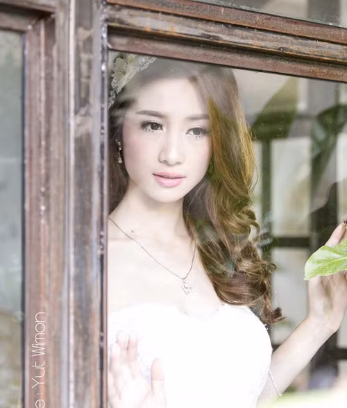 Jun Vũ là cái tên mới nổi trong thời gian gần đây nhờ ngoại hình giống Angelababy. Cô nàng cũng gây ấn tượng với vai diễn thú vị trong Vẽ đường cho yêu chạy đóng cùng MC Quỳnh Chi và Bê Trần. Những bức ảnh ghi lại vẻ xinh đẹp của “Angelababy phiên bản Việt” nhận được hơn 819.000 lượt thích trên Instagram với hơn 73.000 người theo dõi.