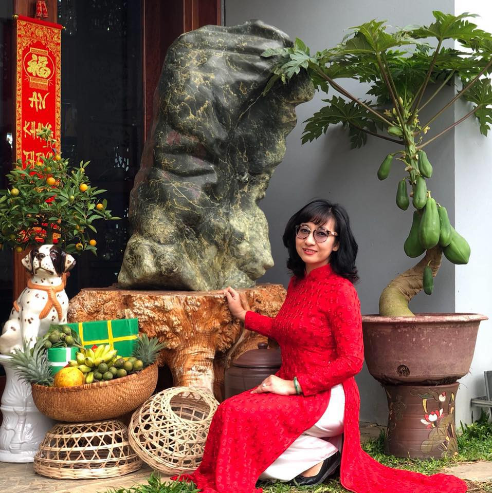 BTV Vân Anh cùng chồng và hai con hiện đang sống trong một khu nhà vườn rộng rãi. Ở đó, chị trồng rất nhiều hoa và một vườn rau nhỏ.