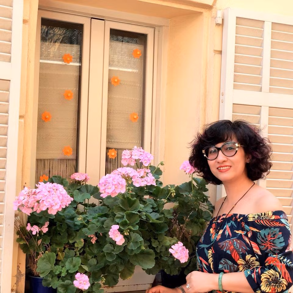 Dù chênh lệch khá nhiều tuổi nhưng BTV Vân Anh và chồng vẫn rất hạnh phúc. Chị thường khoe những bó hoa đẹp được tặng.