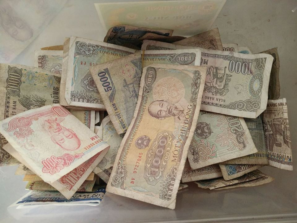 Trong khi người ta toàn tiền trăm tiền đô thì các thanh niên "nhà ta" lại có hẳn 1 mớ tiền lẻ và mục tiêu cao nhất của họ đó là tiết kiệm tiền lấy vợ.