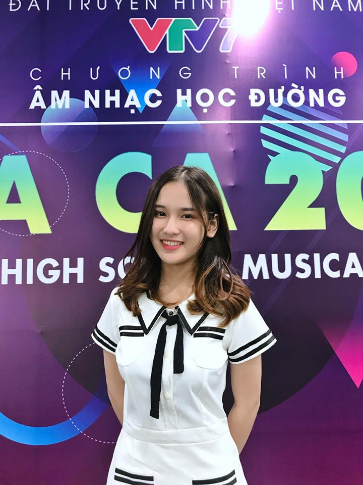 Đã xinh, cười tươi lại sở hữu vóc dáng chuẩn như hot girl đã giúp nữ sinh 10X Hòa Bình có tên Lan Anh nhận được sự tìm kiếm của cộng đồng mạng trong những ngày qua chỉ nhờ một khoảnh khắc chụp vội.