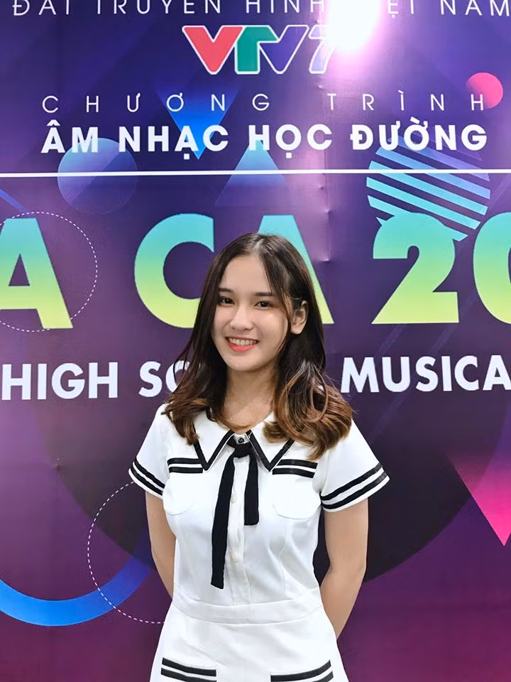 Đã xinh, cười tươi lại sở hữu vóc dáng chuẩn như hot girl đã giúp nữ sinh 10X Hòa Bình có tên Lan Anh nhận được sự tìm kiếm của cộng đồng mạng trong những ngày qua chỉ nhờ một khoảnh khắc chụp vội.