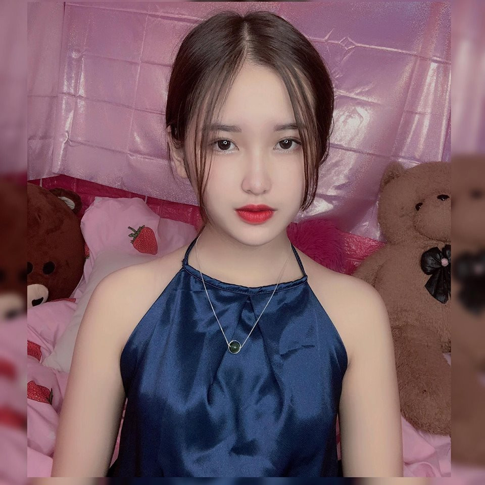 Lan Anh thường chọn những trang phục đúng tuổi khi ra đường để tránh bị soi mói, đánh giá.