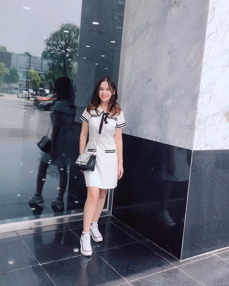 Tình yêu với âm nhạc cứ thế lớn dần, mỗi ngày, Lan Anh đều dành khoảng 2 đến 3 tiếng nghe nhạc và nhẩm hát theo các bài hát mình thích.