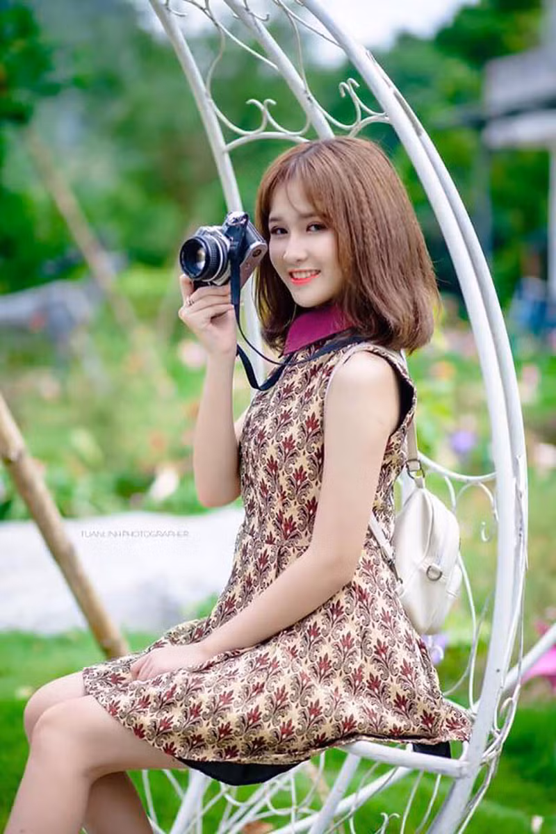 Bên ngoài, Lan Anh sở hữu chiều cao 1m60, cùng phong cách thời trang yêu thích là nữ tính, bánh bèo.