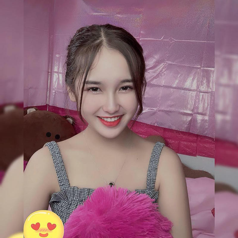 Lan Anh sinh năm 2002, hiện đang là học sinh trường THPT Tân Lạc, tỉnh Hòa Bình. Cô bạn này có năng khiếu hát, nhảy và múa nên luôn được đề cử tham gia các hoạt động văn nghệ của trường, lớp.