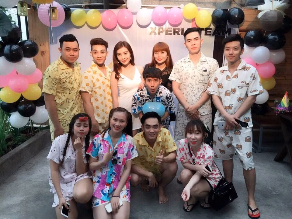 Chứng kiến những bức ảnh giới trẻ Việt mặc đồ ngủ xuống phố, nhiều cư dân mạng đã có bình luận hết sức hài hước. Thành viên có nickname Hoang Lam chia sẻ: "Các bạn trên ảnh thật cá tính, phải mình thì mình chịu. Nhưng cũng hay bởi có tính đột phá cao".