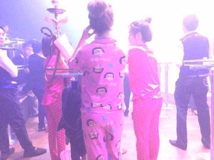 Trái với ý kiến của Hoang Lam, thành viên Kien Tran lại chia sẻ: "ăn mặc tử tế xuống phố còn chẳng ăn ai. Biết rằng nó dễ thương, cá tính nhưng phải phù hợp với hoàn cảnh. Đành rằng nhỡ nhàng nhưng đây là có tổ chức".