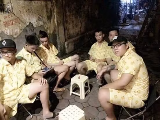 Những bạn nam mặc bộ Pijama chuối, từng làm mưa làm gió thời gian qua xuống phố mà chẳng cần quan tâm những người xung quanh đang nhìn và suy nghĩ gì về mình.