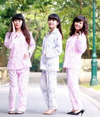 Với màu sắc dễ thương và những họa tiết từ hoa văn đến nhân vật hoạt hình, những bộ đồ ngủ đang dần thay thế phong cách xuống phố thiếu vải trước đây.