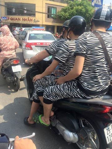 Không chỉ có các bạn nữ thả bước xuống phố với bộ đồ ngủ mà chính các chàng trai cũng không ngần ngại khoe cá tính với những bộ Pijama của mình.