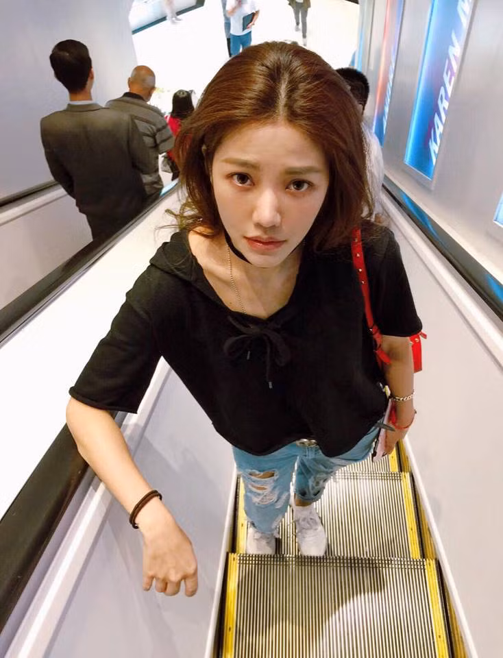 Không hở hang quá lố mà chọn cho mình phong cách thời trang kín đáo nhưng chính khuôn mặt cùng vẻ đẹp đến từ hình thể đã giúp hot girl Đài Loan - Hong Xu Mang đi vào lòng NHM.