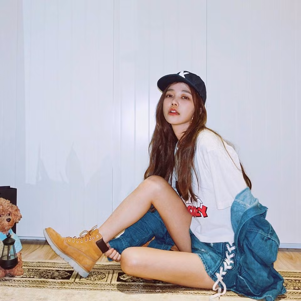 Nhan sắc trẻ trung xinh đẹp như cô gái lứa tuổi 20 khiến nhiều người bị đánh lừa về tuổi tác của cô nàng hot girl này.