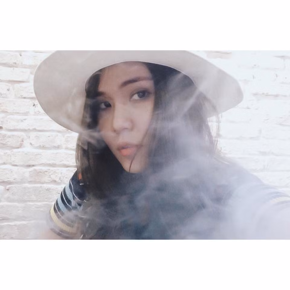 Nói về việc hợp tác với người nổi tiếng cô gái sinh năm 1992 này nói rằng công việc lựa chọn trang phục cho các ngôi sao luôn phải đảm bảo họ có hình ảnh đẹp khi xuất hiện trước công chúng, cũng như giữ vững phong độ theo thời gian. Khách hàng mỗi người một cá tính nên nguồn đồ cần phong phú, cập nhật những xu hướng mới trên thế giới. Tuy nhiên, mốt gì cũng phải phù hợp với khách hàng và quan trọng hơn cả là làm việc trên tinh thần cùng hợp tác.