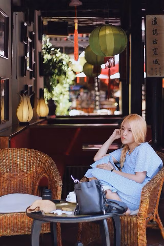 Trong quá trình làm việc với hot girl, diễn viên Chi Pu trước mỗi sự kiện hay buổi quay hình, chụp ảnh, cô gái sinh năm 1992 luôn qua mặc đồ cho Chi Pu, phối phụ kiện đến khi nào cảm thấy ổn mới yên tâm.