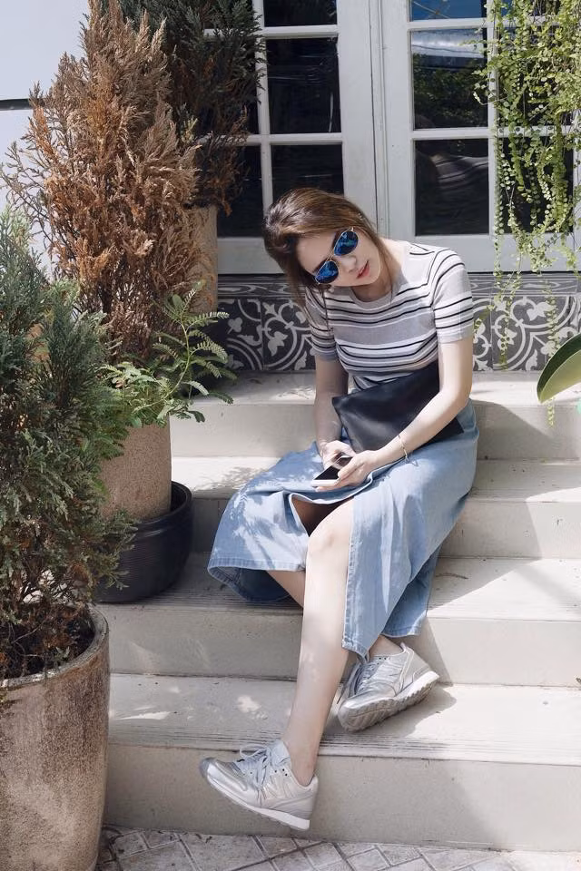 Cô gái sinh năm 1992 cho biết thêm, tại một số sự kiện nhỏ, khi Chi Pu mặc đồ bị hỏng do không vừa size hay trông không đẹp, cô luôn phải tức tốc chạy đi mượn bộ khác. Sau đó, điều này được Zoe khắc phục bằng cách đưa ra nhiều phương án để Chi Pu duyệt trước, rồi mới đi mượn để tránh sơ xuất.