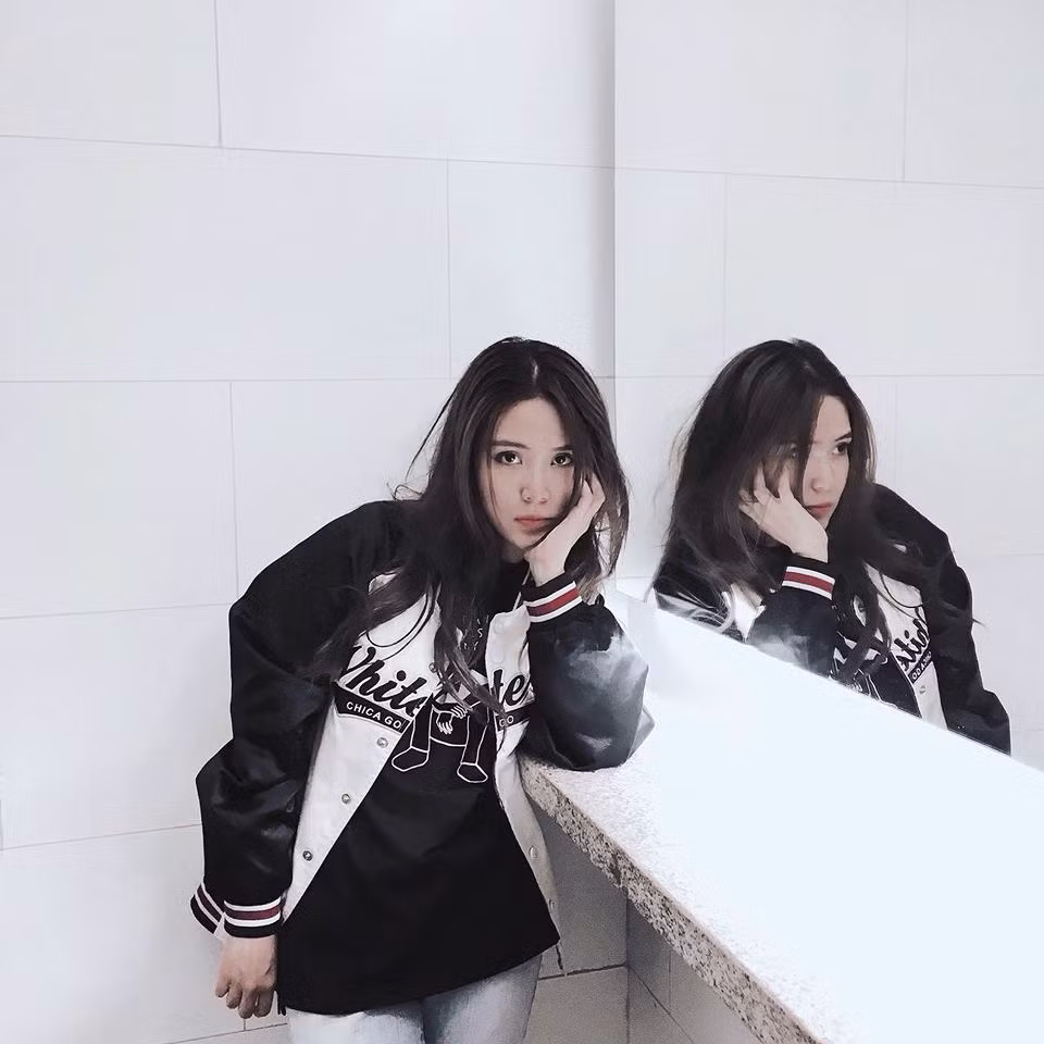 Bên cạnh Chi Pu, Zoe Phan đã từng hợp tác với các ca sĩ nổi tiếng của trong showbiz Việt như Sơn Tùng M-TP, Thủy Tiên, Ninh Dương Lan Ngọc, Đông Nhi, Trấn Thành...