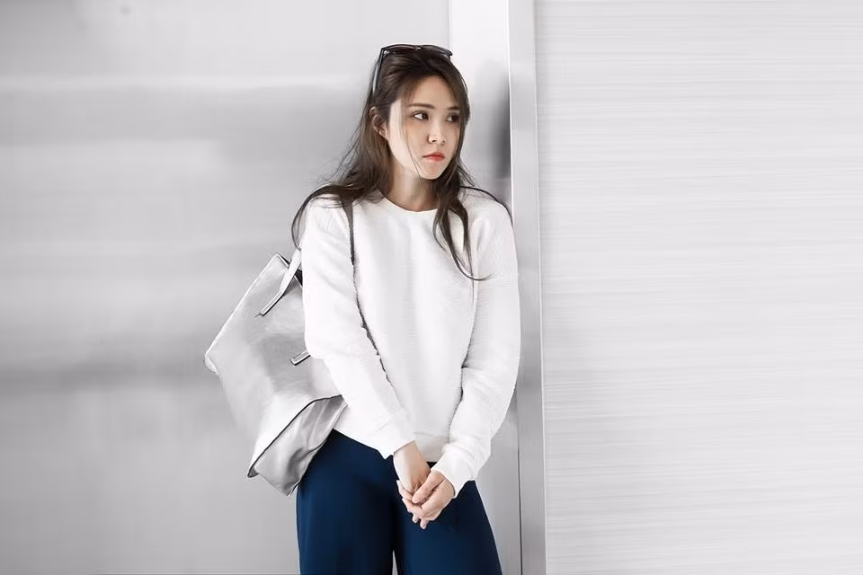 Zoe Phan cho rằng nghề nào cũng vậy, có thể người ngoài nhìn vào thấy sung sướng, hào nhoáng nhưng có những nỗi niềm chỉ kẻ trong cuộc mới thấu hiểu. 9X tâm sự, cô từng mượn chiếc áo khoác, đầm của BeBe và không may để sứt chỉ và buộc phải thanh toán toàn bộ tiền cho chiếc đầm đó.