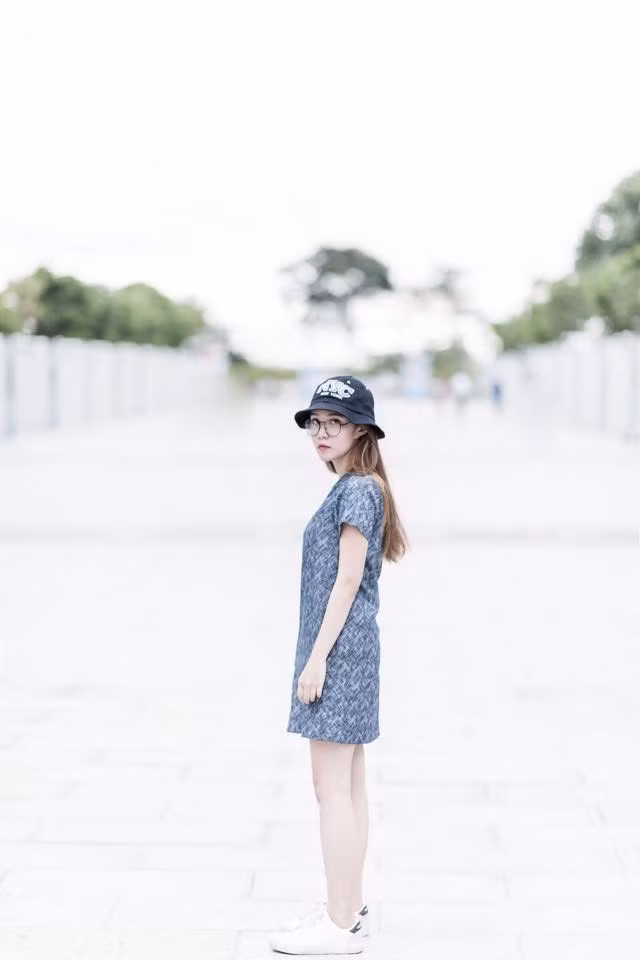 Bên cạnh đó, Zoe Phan nói về nghề trang điểm học hỏi từ thực tế là điều rất quan trọng. Cô nhận mình là người rất linh hoạt trong mọi hoàn cảnh, nhưng không bao giờ để mất đi sự đơn giản mà tinh tế, năng động và trẻ trung.