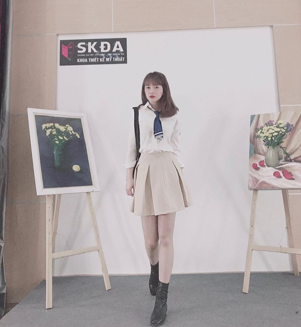 Thảo Nguyên là cô nữ sinh ĐH Sân khấu Điện ảnh được CĐM chú ý nhờ sở hữu vẻ đẹp trong veo tựa thiên thần cùng nụ cười toả nắng khiến bao chàng trai "đứng hình".