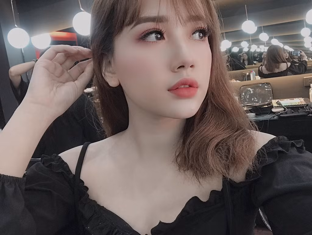 Ngoài thành tích học tập "đỉnh" Thảo Nguyên gây ấn tượng bằng ngoại hình sáng. Bên cạnh việc học trên trường nghệ thuật giúp cô bạn trở thành mẫu ảnh quen thuộc của nhiều nhãn hàng.