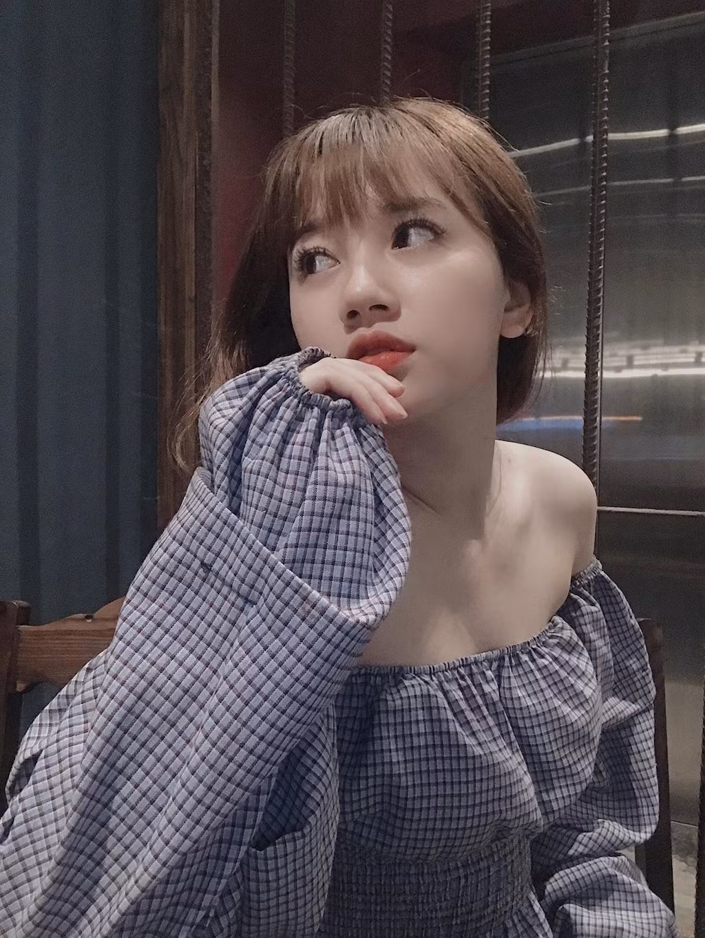 Thảo Nguyên có thể giao tiếp bằng Tiếng Anh khá tốt. Điều này giúp cô bạn thêm phần tự tin khi ra ngoài làm việc, vì có nhiều ekip có cả người ngoại quốc.