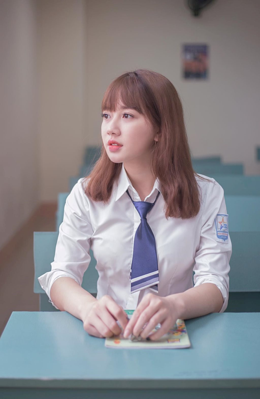 Nữ sinh 9X ĐH Sân khấu Điện ảnh từng đoạt giải Á Khôi và giải Ứng xử hay nhất cuộc thi Nét đẹp học đường do trường THPT Phan Đình Phùng- Hà Tĩnh tổ chức, giải Nhì môn nhảy xa cấp thành phố,...