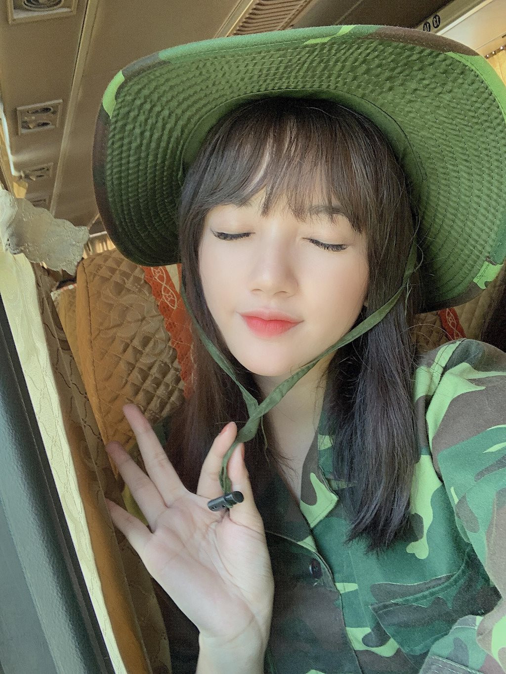 Thảo Nguyên tên đầy đủ là Đặng Thái Thảo Nguyên, 19 tuổi, hiện đang là sinh viên lớp Diễn viên Kịch - Điện ảnh - Truyền hình k38, khoa Sân khấu, trường Đại học Sân khấu Điện ảnh Hà Nội.