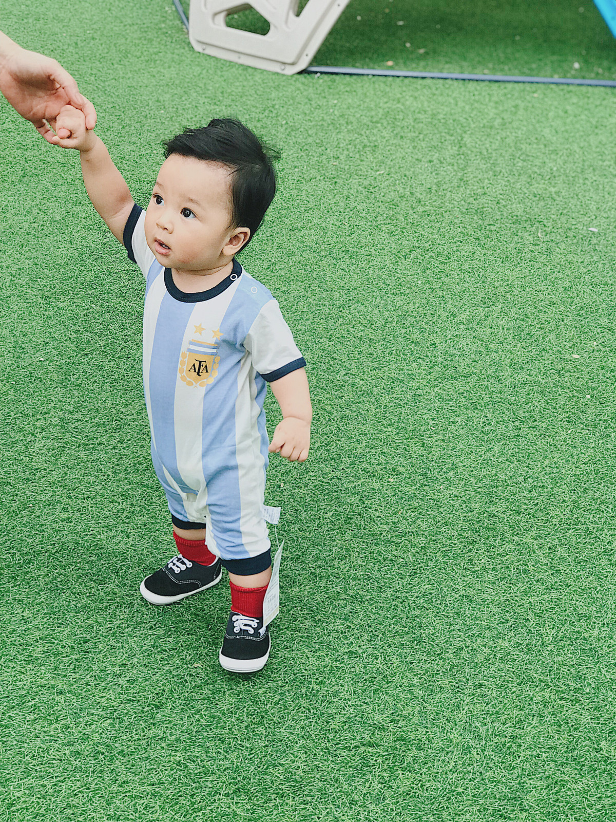 Ngay sau khi xuất hiện, bộ ảnh Thiên Khôi hóa thân thành siêu sao World Cup cổ vũ bóng đá nhanh chóng gây được sự chú ý của cộng đồng mạng. Rất nhiều lời khen đã được dân mạng gửi về "nhóc tỳ" này và bố mẹ của bé.