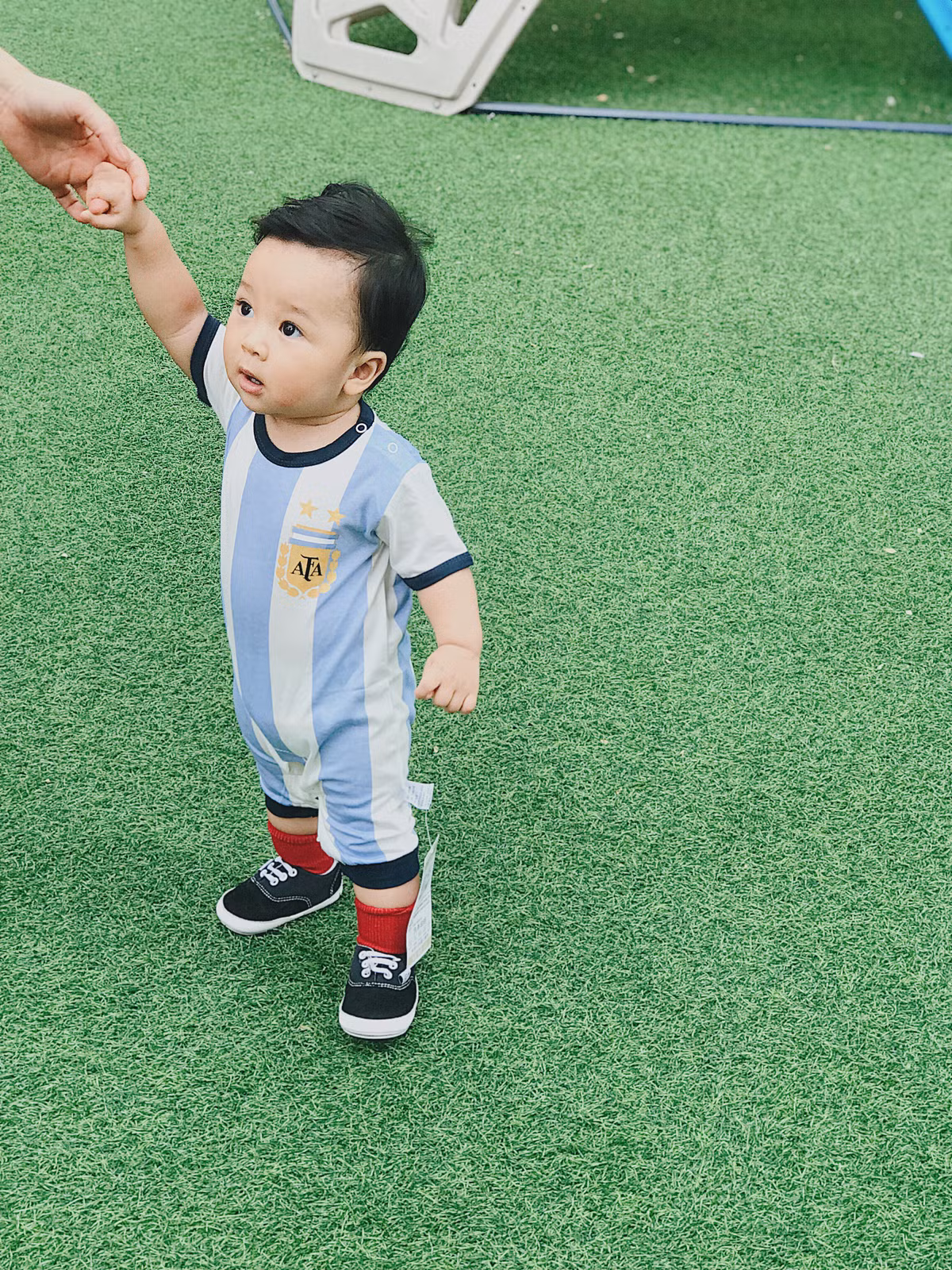 Ngay sau khi xuất hiện, bộ ảnh Thiên Khôi hóa thân thành siêu sao World Cup cổ vũ bóng đá nhanh chóng gây được sự chú ý của cộng đồng mạng. Rất nhiều lời khen đã được dân mạng gửi về "nhóc tỳ" này và bố mẹ của bé.