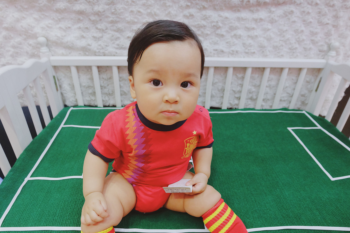 Xuất hiện trong trang phục thi đấu của các đội tuyển như Tây Ban Nha, Đức, Bồ Đào Nha hay Argentina, bé Thiên Khôi là một hiện tượng vô cùng dễ thương để cổ vũ cho mùa World Cup 2018.